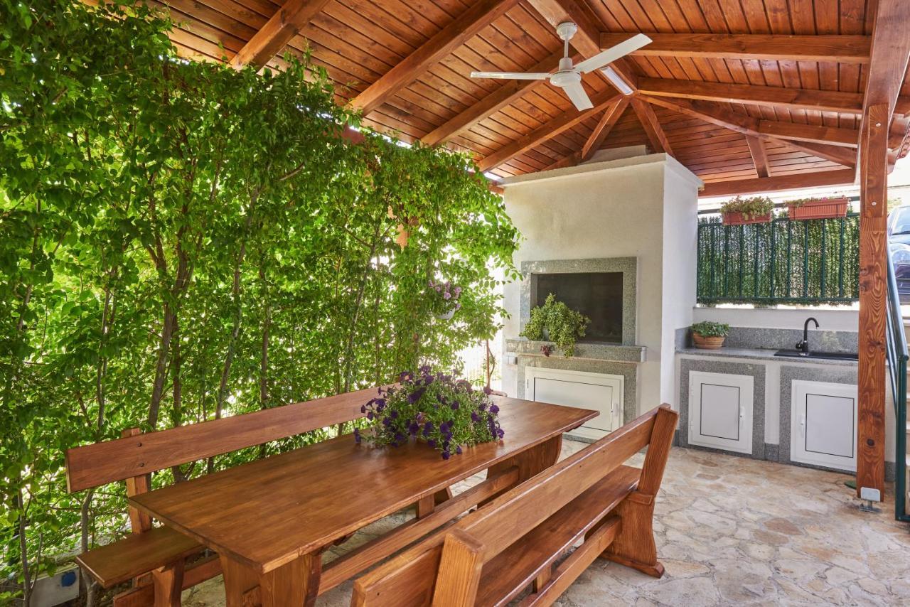 Villa Barbara-Kastela With Heated Pool 外观 照片