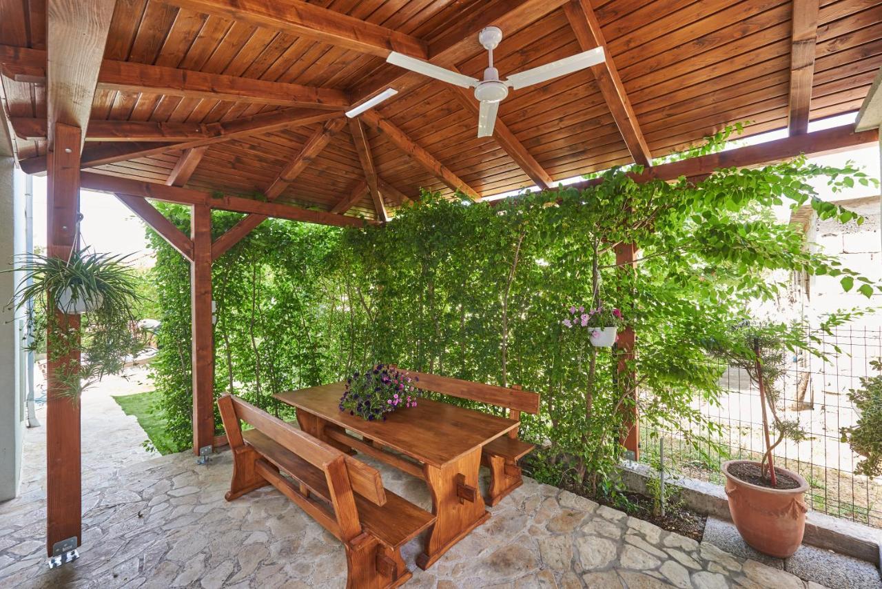 Villa Barbara-Kastela With Heated Pool 外观 照片