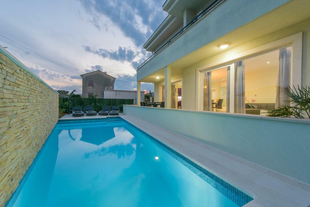 Villa Barbara-Kastela With Heated Pool 外观 照片