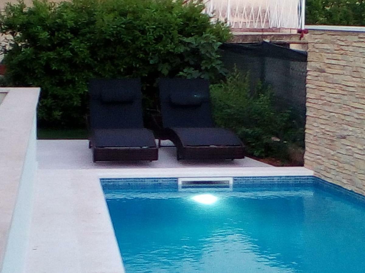 Villa Barbara-Kastela With Heated Pool 外观 照片