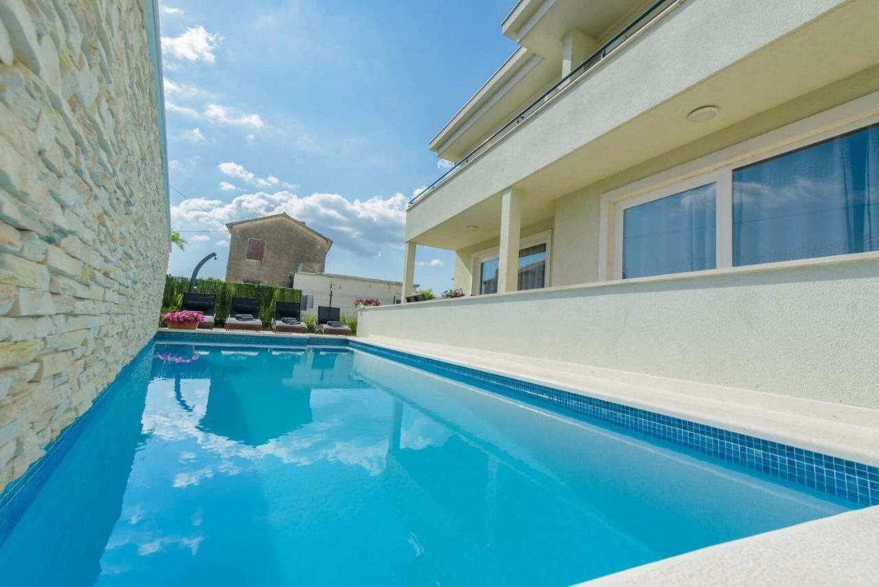 Villa Barbara-Kastela With Heated Pool 外观 照片