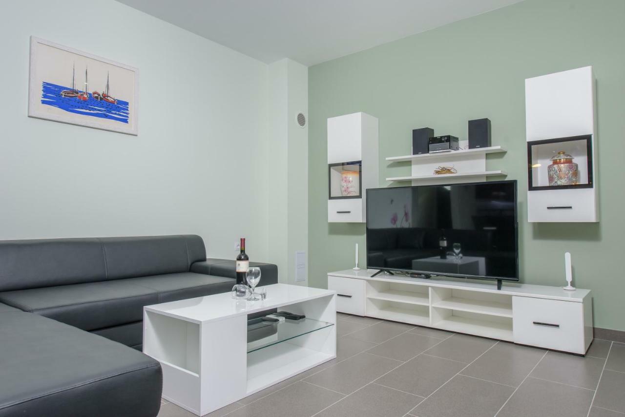 Villa Barbara-Kastela With Heated Pool 外观 照片