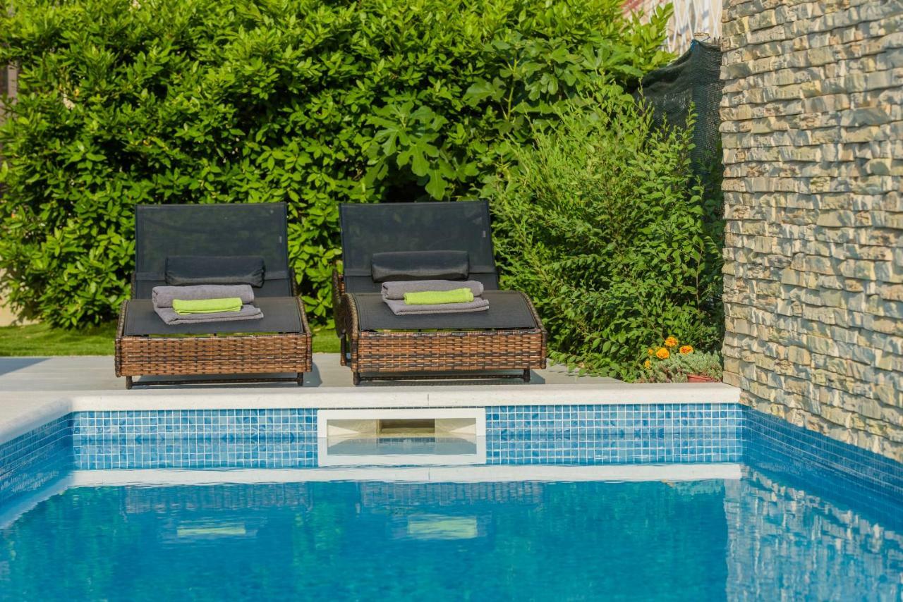 Villa Barbara-Kastela With Heated Pool 外观 照片